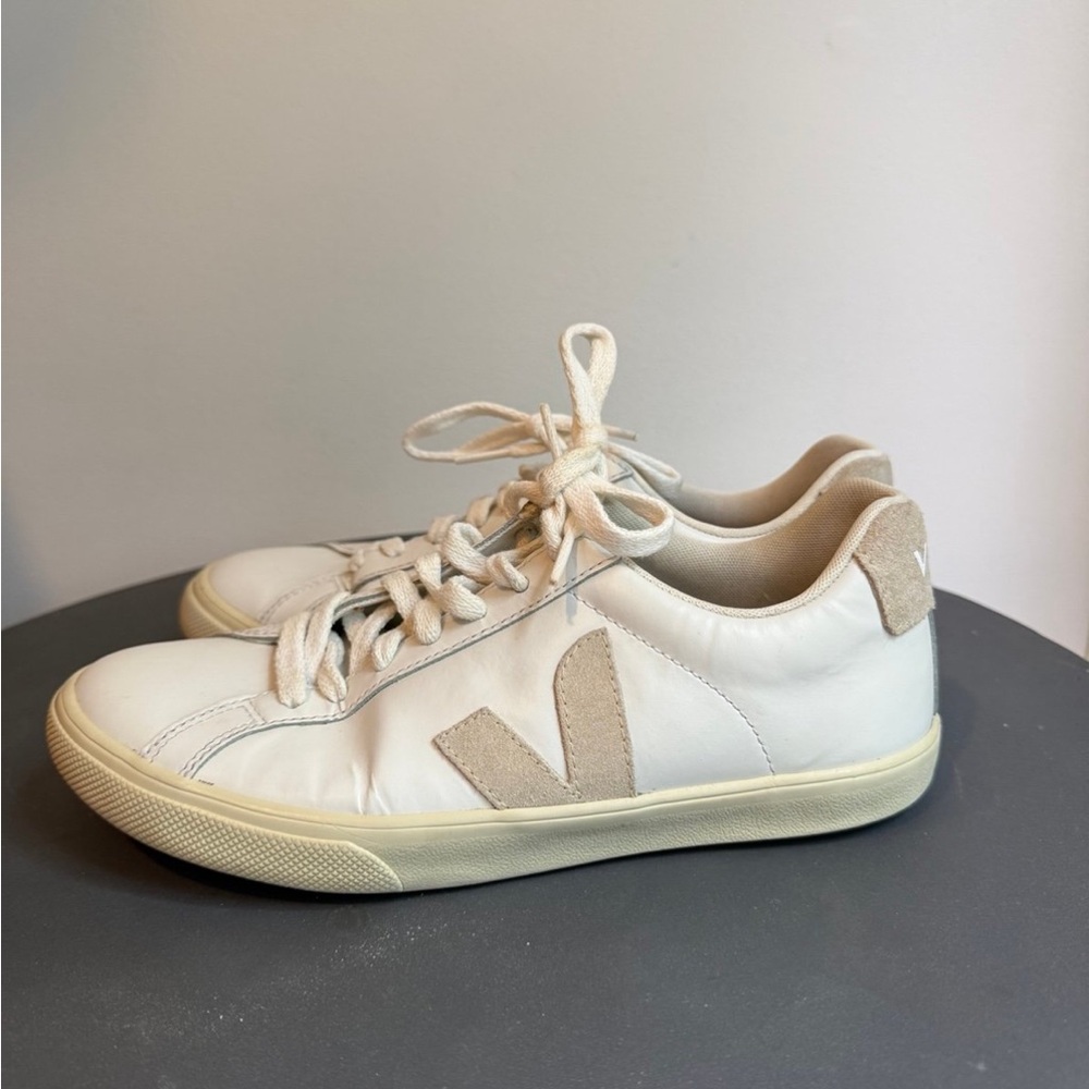 Women’s Veja Campo sneaker size 6